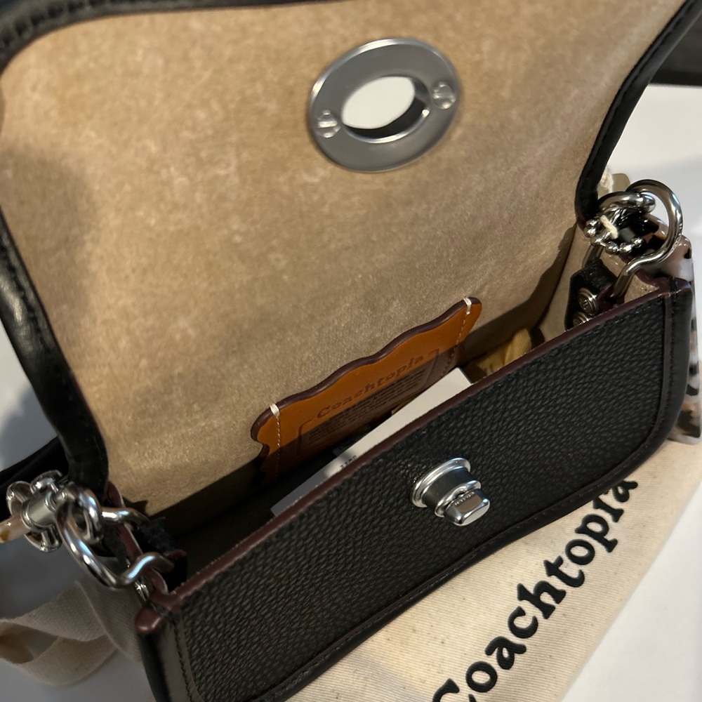 Coach Coachtopia Mini Wavy Dinky Bag with Crossbody Strap in Black Leather.
NWT - Picture 10 of 13